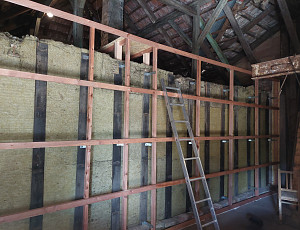 Zateplení stropu a stěny rodinného domu pomocí foukané izolace